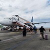 Luwuk: Man wandert zum Flieger